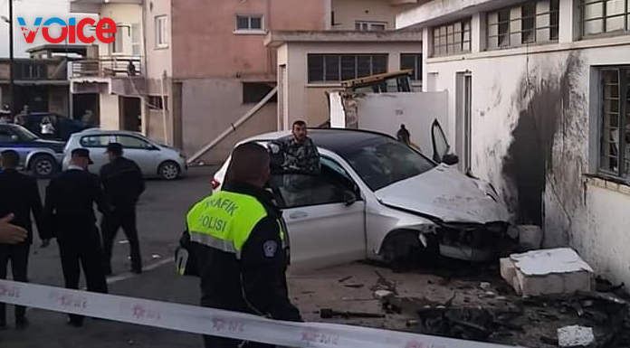 Önce park halinde duran araca, sonra duvara çarparak durabildi