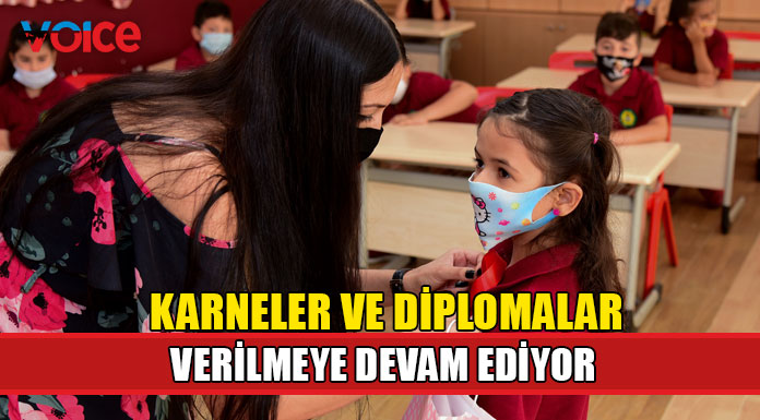 Okullarda karne ve diplomalar verilmeye devam ediyor