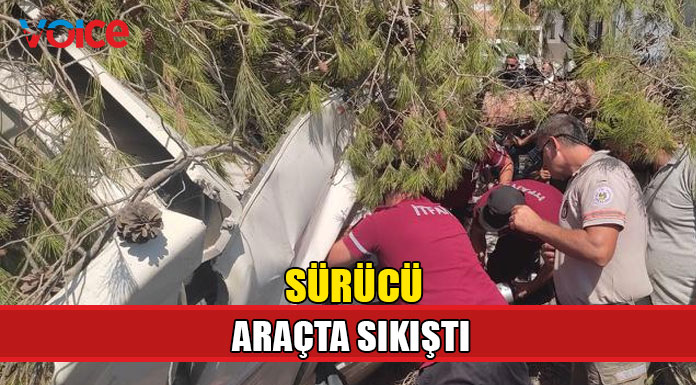 Düzova'da kamyon devrildi!