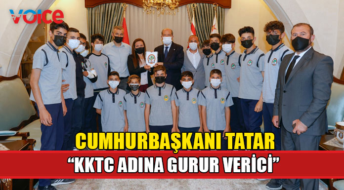 Tatar, Atleks Sanverler Ortaokulu Müdürü, antrenörleri ve erkek futbol takımını kabul etti