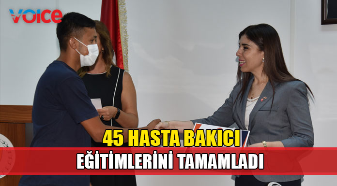 Eğitimlerini tamamlayan hasta bakıcılara belgelerini Sağlık Bakanı Altuğra takdim etti