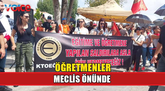 Öğretmenler, yasalarındaki değişikliği Meclis önünde protesto ediyor