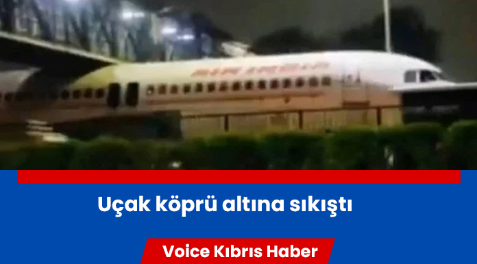 Hindistan'da uçak köprü altına sıkıştı