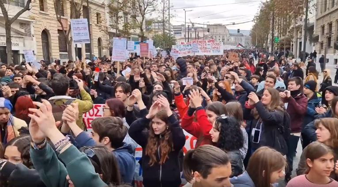 Yunanistan’da binlerce öğrenci 3 gündür sokakta