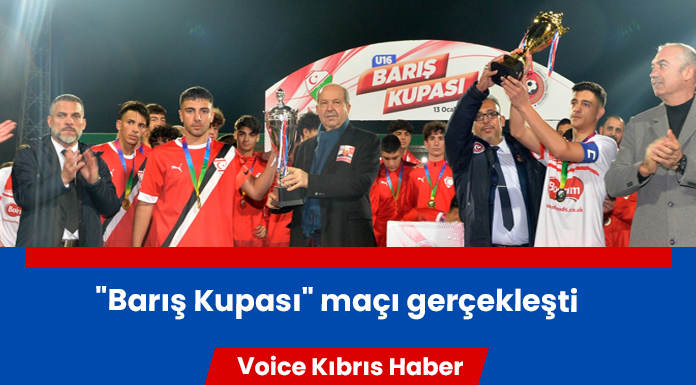 Tatar maçı kazanan KTFF millilerine kupayı takdim etti