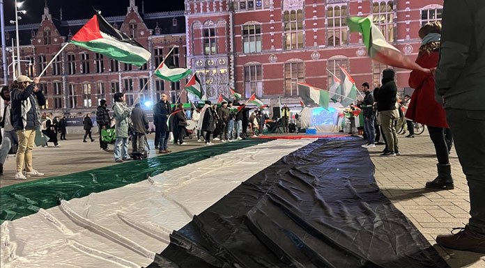 Hollanda'da 15 tren istasyonunda oturma eylemi yapıldı