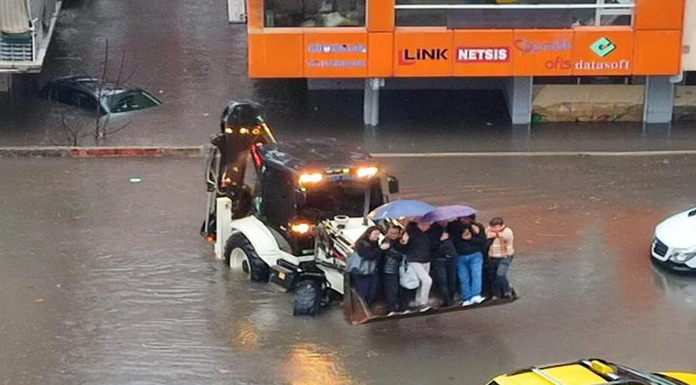 Antalya'yı sel vurdu