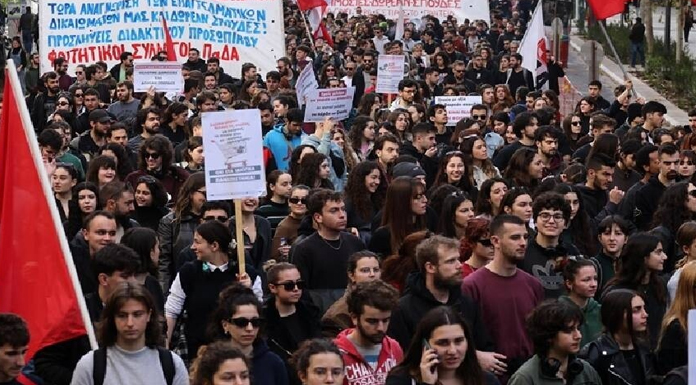 Yunanistan'da öğrenci ve eğitimciler eylem düzenledi