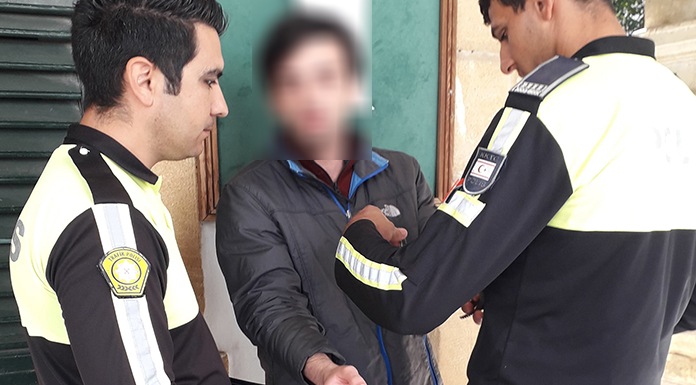 Ehliyetsiz ve sigortasız sürücü kırmızı ışıkta geçerek kazaya neden oldu!