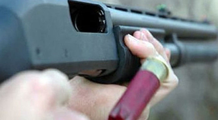 Polisleri darp edip, av tüfeğiyle tehdit etti!