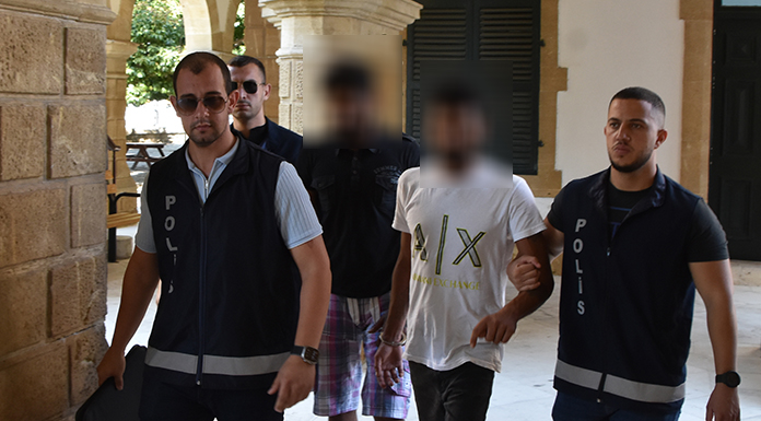 Polisi görünce uyuşturucuyu yere attılar!