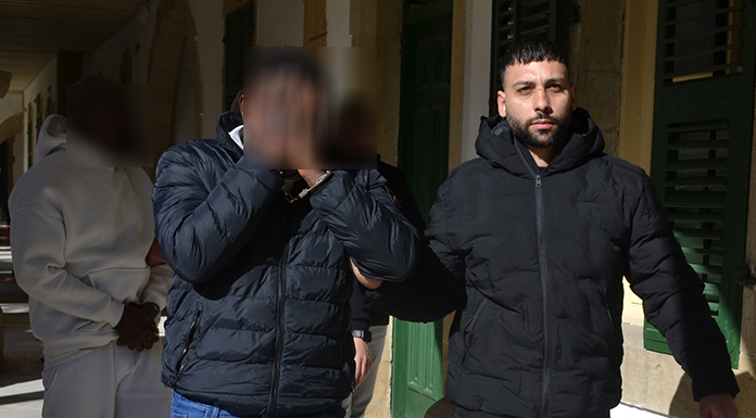 Polisleri görünce elindeki poşeti atıp kaçtı!