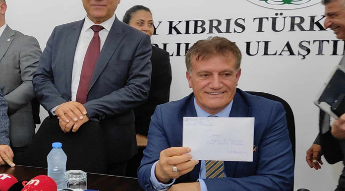 Arıklı “Milletvekilliğinden istifa ederim…Hükümetten çekilme söz konusu değil”