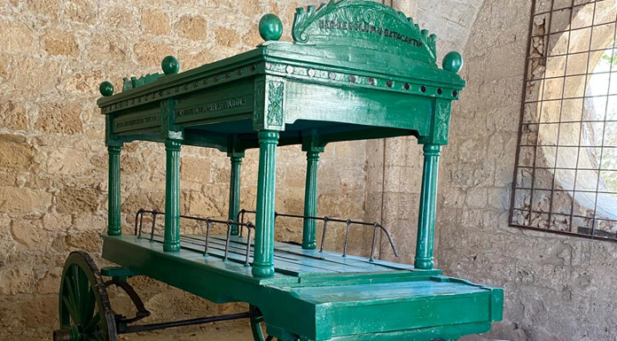 Tarihi “Cenaze Arabası” ait olduğu yerde sergilenmeye devam ediyor