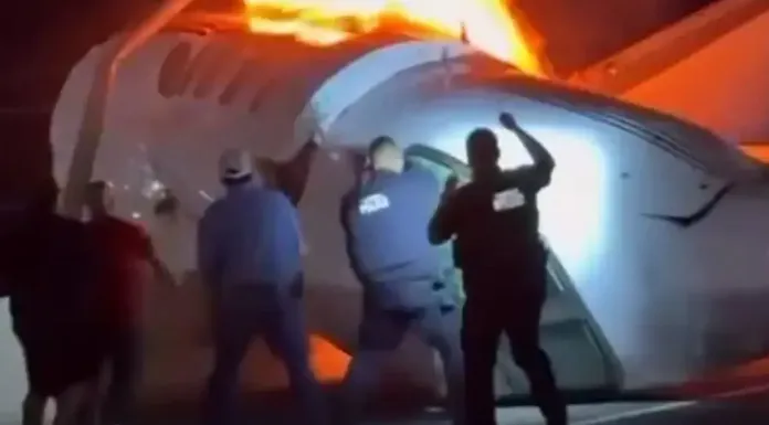 Küçük uçak otobana çakıldı: 1 kişi hayatını kaybetti